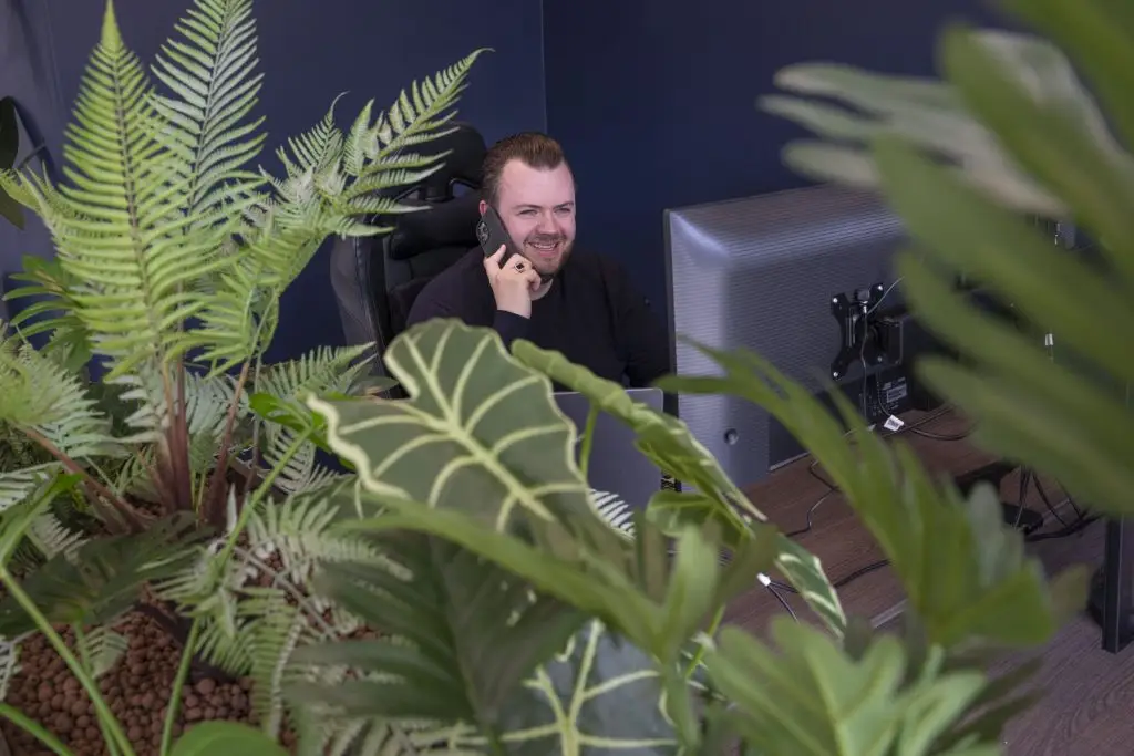 Ruben van Wad Up Mediamakers aan de telefoon op kantoor in Franeker