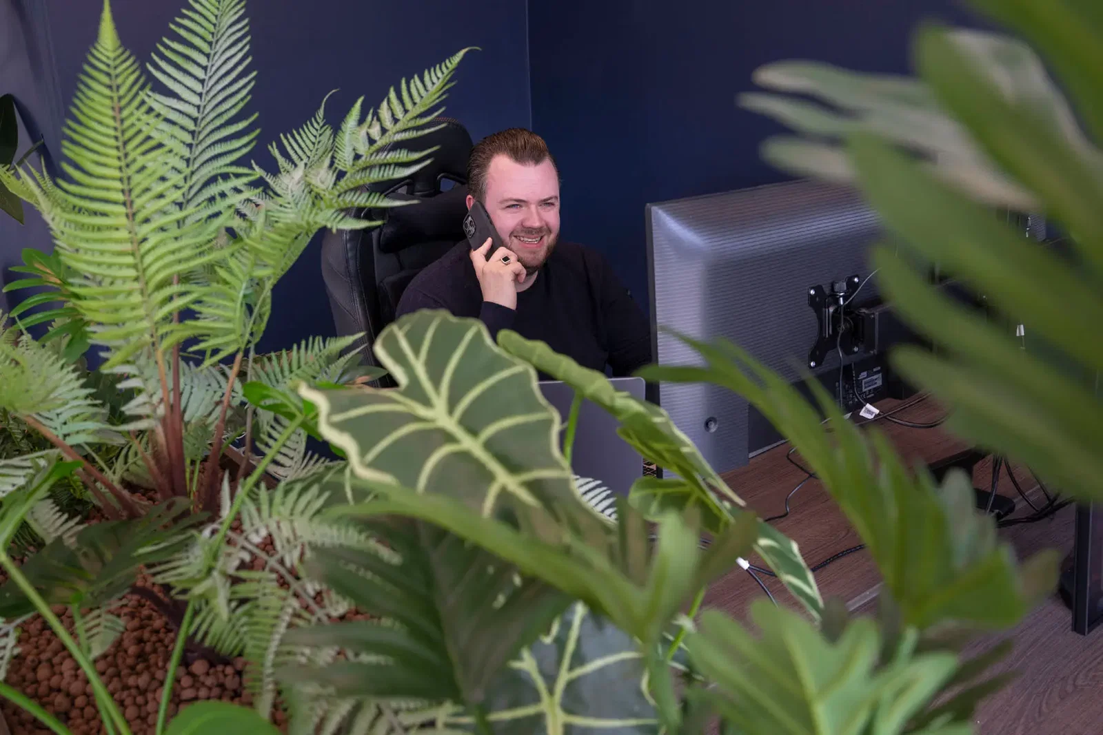 Ruben van Wad Up Mediamakers aan de telefoon op kantoor in Franeker
