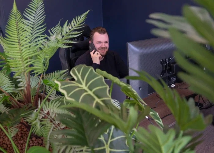 Ruben van Wad Up Mediamakers aan de telefoon op kantoor in Franeker